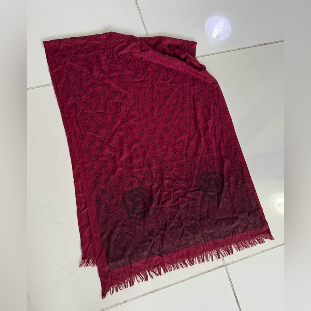 Gucci GG and Roses Elegant Red Patterned Scarf - Picture 1 of 6